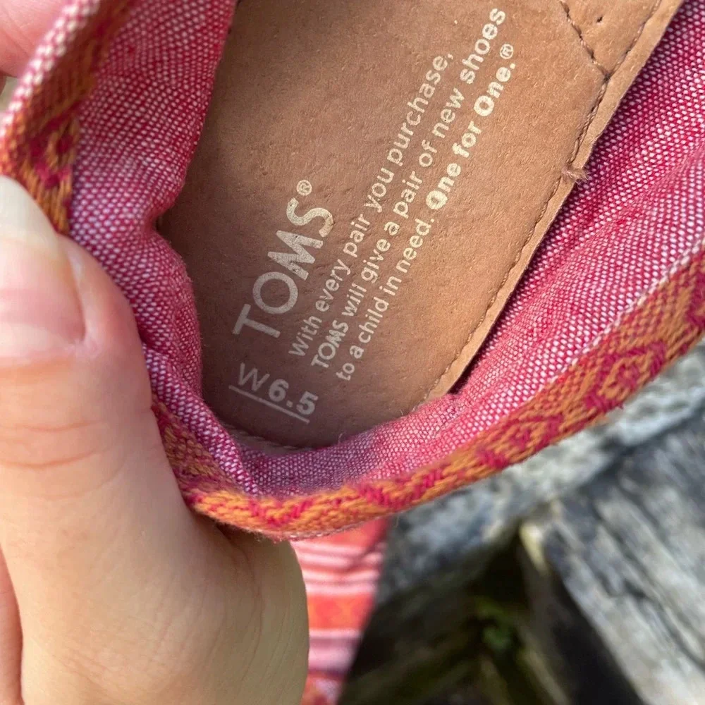 TOMS AZTEC PRINT SHOES